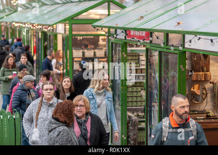 Käufer durchsuchen Sie die weltbekannten Bryant Park Holiday Markt in New York am Sonntag, 28. Oktober 2018. Diverse Händler verkaufen einzigartige Geschenke und Lebensmittel in die Park Besucher. (Â© Richard B. Levine) Stockfoto