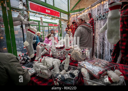 Käufer durchsuchen Sie die weltbekannten Bryant Park Holiday Markt in New York am Sonntag, 28. Oktober 2018. Diverse Händler verkaufen einzigartige Geschenke und Lebensmittel in die Park Besucher. (Â© Richard B. Levine) Stockfoto
