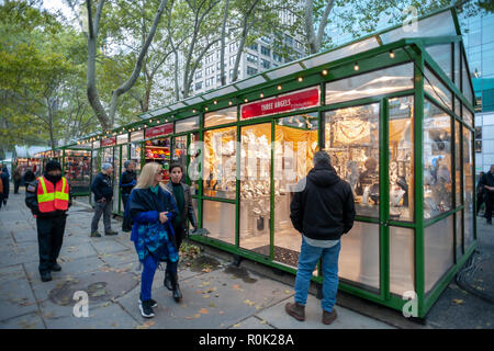 Käufer durchsuchen Sie die weltbekannten Bryant Park Holiday Markt in New York am Sonntag, 28. Oktober 2018. Diverse Händler verkaufen einzigartige Geschenke und Lebensmittel in die Park Besucher. (Â© Richard B. Levine) Stockfoto