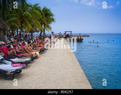 Touristen entspannen im JanThiel Resort auf der Insel Curaçao in der Karibik Stockfoto