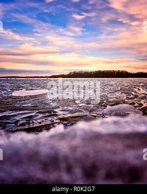 Natürliche Bausteine von Eis brechen gegen Wasser und Land während frostigen Winter Wetter. Stockfoto