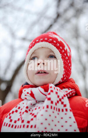 Winter-Porträt von Kid Boy in bunten Kleidern Stockfoto