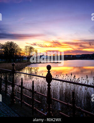 Sonnenuntergang auf der Burg Brücke über den Crystal Ice auf den See. Stockfoto