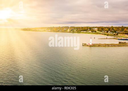 Antenne Sonnenuntergang Blick auf wawatam Leuchtturm am Hafen von St. Ignace, Michigan in den Straßen von Mackinac Stockfoto