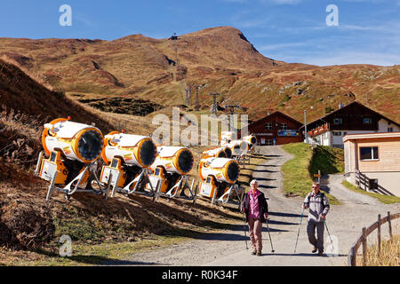 Kleine Scheidegg, Jungfrau Region, Schweiz - Oktober 9, 2018: Schneekanonen für den Winter auf der Kleinen Scheidegg Bahnhof vorbereitet Stockfoto