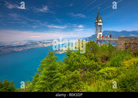 BURGENSTOCK, Schweiz - 1 August, 2018 - Hammetschwand Lift in Alpen in der Nähe Burgenstock mit Blick auf die Schweizer Alpen und Luzern See, Schweiz, Stockfoto