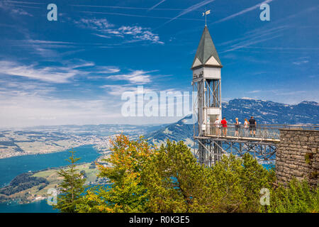 BURGENSTOCK, Schweiz - 1 August, 2018 - Hammetschwand Lift in Alpen in der Nähe Burgenstock mit Blick auf die Schweizer Alpen und Luzern See, Schweiz, Stockfoto