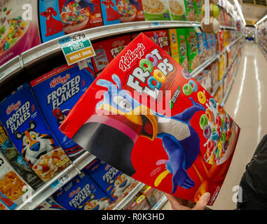 Ein shopper wählt eine Box von Kellogg's Froot Loops cereal einen Supermarkt in New York am Dienstag, 30. Oktober 2018. (Â© Richard B. Levine) Stockfoto