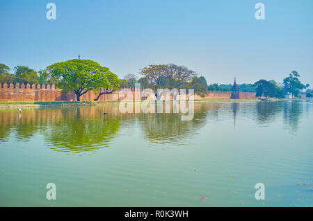 Der Blick auf die umliegenden Wände von Mandalay Palast mit seinen breiten Doug Wassergraben, Myanmar Stockfoto