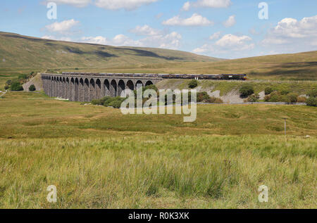 66779 Köpfe über Ribblehead mit einem Arcow zu Hunslet Service. Stockfoto