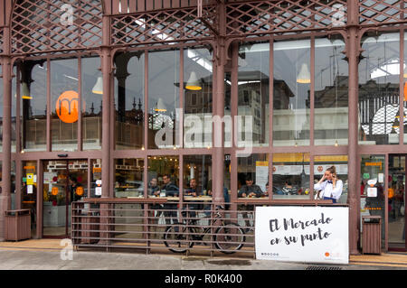 El Mercado en su punto, eine Gruppe von Gourmet-Imbissständen in einem modernen Ambiente auf dem Speisenplatz Stockfoto