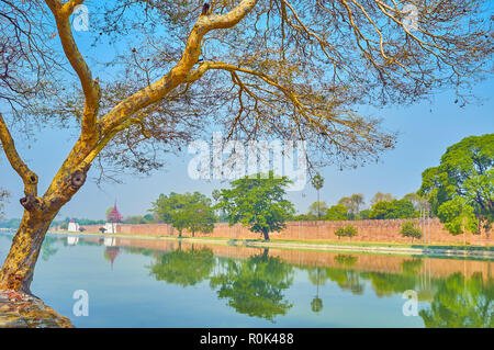 Mandalay City bietet üppige Grün auf dem Gebiet angrenzend an den Graben auf den Königlichen Palast Stockfoto