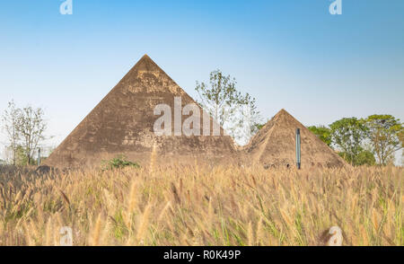 WUHAN, China - September 08, 2018: Wan-li Park in Wuhan Hupei Province, China (insbesondere Name). Es ist neue Park für Ruhe. Hier sehen Sie wie Pyramide von z. B. Stockfoto