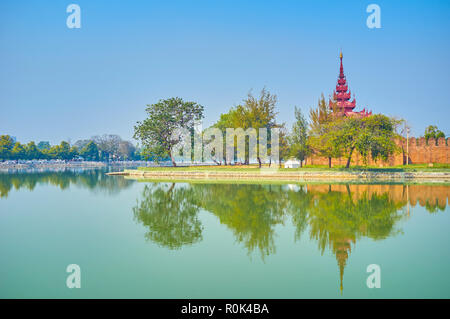 Der Königliche Palast mit seinen umliegenden Graben sind die wichtigsten Sehenswürdigkeiten der Stadt, und eine der angenehmen Orte für Spaziergang, Mandalay, Myanmar Stockfoto