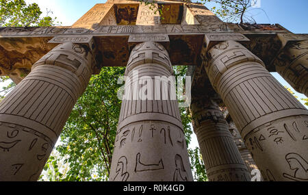 WUHAN, China - September 08, 2018: Wan-li Park in Wuhan Hupei Province, China (insbesondere Name). Es ist neue Park für Ruhe. Hier sehen Sie wie Pyramide von z. B. Stockfoto