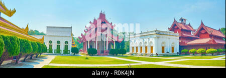 Die Aussicht auf den Hof des Königlichen Palast mit wunderschönen unterschiedlich gestaltete Gebäude, Mandalay, Myanmar Stockfoto