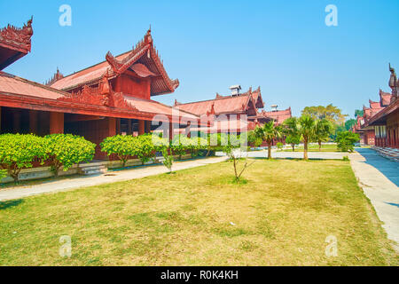 Die Linien der Holzbauten mit pyatthat Dächer auf dem Gebiet der Königlichen Palast in Mandalay, Myanmar Stockfoto