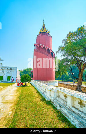 MANDALAY, MYANMAR - 23. FEBRUAR 2018: Die zylindrische Form Watch Tower ist das meistbesuchte Gebäude im Königlichen Palast, am 23. Februar in Mandalay Stockfoto