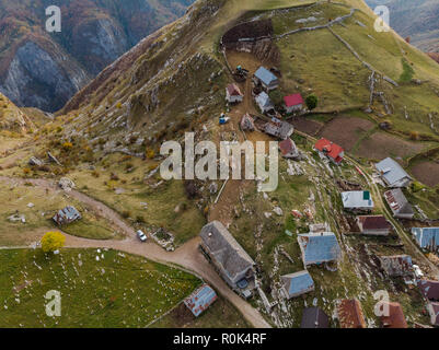 Luftaufnahme über Lukomir Dorf in Bosnien. Stockfoto