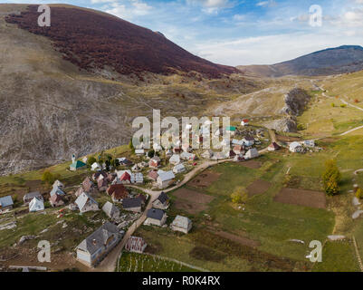 Luftaufnahme über Lukomir Dorf in Bosnien. Stockfoto