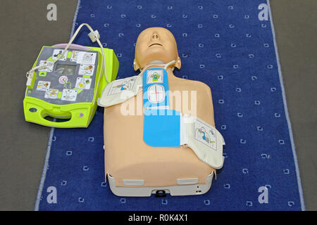 Automatisierter Externer Defibrillator mit Training dummy dummy Stockfoto