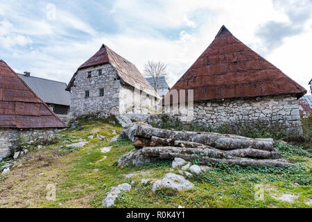 Häuser aus Stein Lukomir, abgelegenen Dorf in Bosnien und Herzegowina Stockfoto