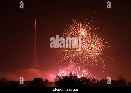 Blick auf das Feuerwerk, Crystal Palace Park und Sendestation (TV-Sender) am Lagerfeuer Nacht, der 5. November, erinnern, Guy Fawkes Stockfoto