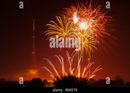 Blick auf das Feuerwerk, Crystal Palace Park und Sendestation (TV-Sender) am Lagerfeuer Nacht, der 5. November, erinnern, Guy Fawkes Stockfoto