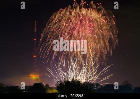 Blick auf das Feuerwerk, Crystal Palace Park und Sendestation (TV-Sender) am Lagerfeuer Nacht, der 5. November, erinnern, Guy Fawkes Stockfoto