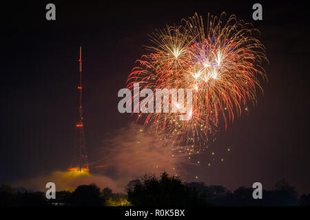 Blick auf das Feuerwerk, Crystal Palace Park und Sendestation (TV-Sender) am Lagerfeuer Nacht, der 5. November, erinnern, Guy Fawkes Stockfoto