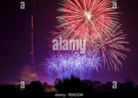 Blick auf das Feuerwerk, Crystal Palace Park und Sendestation (TV-Sender) am Lagerfeuer Nacht, der 5. November, erinnern, Guy Fawkes Stockfoto