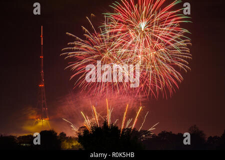 Blick auf das Feuerwerk, Crystal Palace Park und Sendestation (TV-Sender) am Lagerfeuer Nacht, der 5. November, erinnern, Guy Fawkes Stockfoto