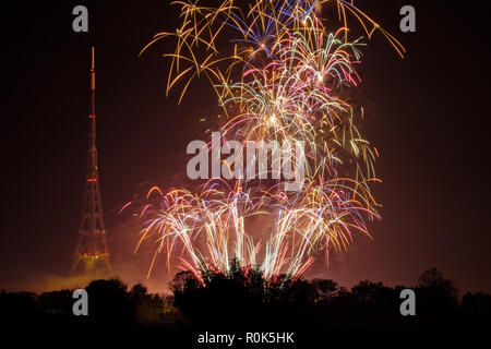 Blick auf das Feuerwerk, Crystal Palace Park und Sendestation (TV-Sender) am Lagerfeuer Nacht, der 5. November, erinnern, Guy Fawkes Stockfoto