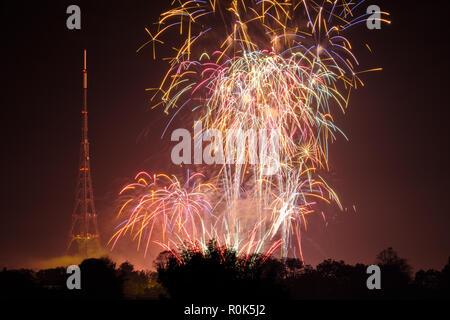 Blick auf das Feuerwerk, Crystal Palace Park und Sendestation (TV-Sender) am Lagerfeuer Nacht, der 5. November, erinnern, Guy Fawkes Stockfoto