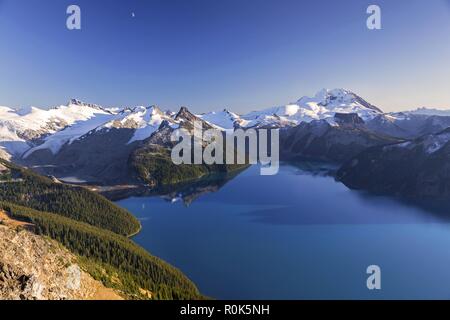 Panorama Ridge Aerial Scenic Landscape View Blue Garibaldi Lake, ferne schneebedeckte Küste Berge Skyline, Sea to Sky Wandern Whistler BC Canada Stockfoto