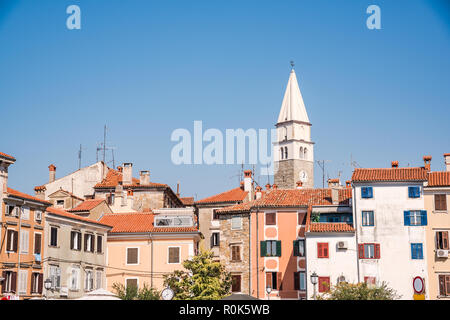 Architektur und Sehenswürdigkeiten in Izola, Slowenien. Stockfoto