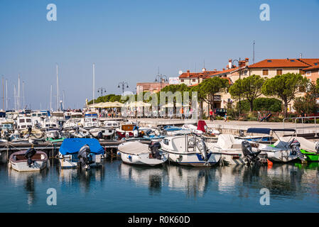 Izola, Slowenien - Oktober, 2018: Boote im Hafen auf der Halbinsel Izola, Slowenien Stockfoto