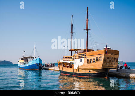 Izola, Slowenien - Oktober, 2018: Die alten Schiff und touristische Boot an der Bucht in Izola, Slowenien Stockfoto