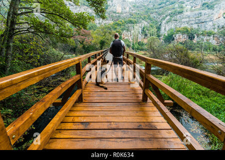 Aktiver Mann mit Hund in den Nationalpark Krka, Kroatien. Stockfoto