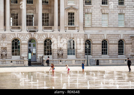 London England, Großbritannien, Covent Garden Strand, Somerset House, neoklassische Architektur, Fassade, Innenhof, Edmond J. Safra Fountain Court, Mädchen, Frau Stockfoto