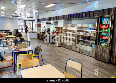 London England, Großbritannien, Covent Garden Strand, King's College, King's Building, Campus, öffentliche Forschungsuniversität, Bush House South East Wing, Café, Mann Männer Stockfoto