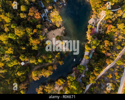 Kravica Wasserfälle in herbstlichen Farben, Antenne Drone, Bosnien und Herzegowina Stockfoto