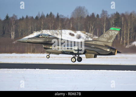 Eine F-16 aus der 180 Fighter Wing, Air National Guard, Landung am Amari Air Base, Estland, zur Unterstützung der Operation Atlantic lösen. Stockfoto