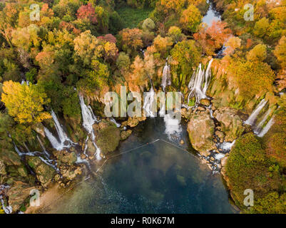 Kravica Wasserfälle in herbstlichen Farben, Antenne Drone, Bosnien und Herzegowina Stockfoto