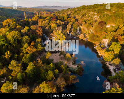 Luftaufnahme von Kravica Wasserfälle in Bosnien und Herzegowina, in herbstlichen Farben. Stockfoto