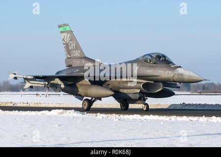 Eine F-16 aus der 180 Fighter Wing, Air National Guard, Rollen auf der Landebahn von Amari Air Base, Estland, zur Unterstützung der Operation Atlantic lösen. Stockfoto