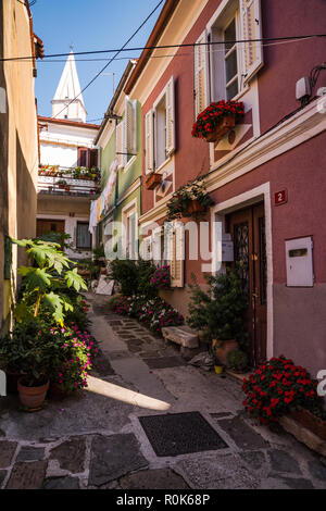 Izola, Slowenien - Oktober, 2018: Alte Straße in Izola, Slowenien Schmal Stockfoto