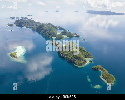 Luftaufnahme der Kalkstein Inseln in der Nähe von Misool, Raja Ampat.