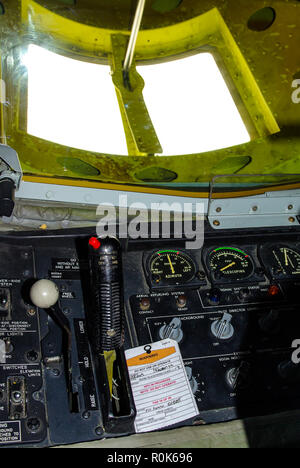 Position des Betankungsauslegers in einem Tankflugzeug der US Air Force Boeing KC-135 mit Steuergriff und Anzeigen. Anzeigefenster. Hebel Stockfoto