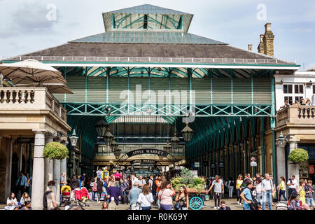 London England, Großbritannien, Covent Garden, Markt, Geschäfte, Restaurants, Unterhaltung, Apple Market, zentrales Hallengebäude, Charles Fowler, neoklassizistisch, 1830, überfüllt, Familie Stockfoto